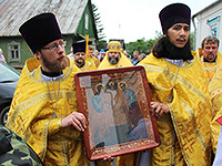 В праздник первоверховных апостолов Петра и Павла митрополит Орловский и Болховский Антоний совершил литургию в храме святых Петра и Павла г. Мценска. 12 июля 2015 г.