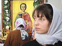 В день памяти Великомученика и целителя Пантелеимона митрополит Орловский и Болховский и Антоний совершил в сослужении митрополита Рязанского и Михайловского Вениамина Божественную литургию в Свято-Никольском храме поселка Кромы. 9 августа 2015 г.