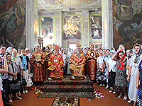 В день памяти Великомученика и целителя Пантелеимона митрополит Орловский и Болховский и Антоний совершил в сослужении митрополита Рязанского и Михайловского Вениамина Божественную литургию в Свято-Никольском храме поселка Кромы. 9 августа 2015 г.