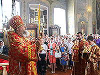 В день памяти Великомученика и целителя Пантелеимона митрополит Орловский и Болховский и Антоний совершил в сослужении митрополита Рязанского и Михайловского Вениамина Божественную литургию в Свято-Никольском храме поселка Кромы. 9 августа 2015 г.
