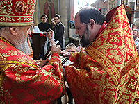В день памяти Великомученика и целителя Пантелеимона митрополит Орловский и Болховский и Антоний совершил в сослужении митрополита Рязанского и Михайловского Вениамина Божественную литургию в Свято-Никольском храме поселка Кромы. 9 августа 2015 г.