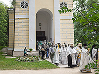 В праздник Преображения Господня митрополит Орловский и Болховский Антоний совершил литургию в Спасо-Преображенском храме на территории Государственного мемориального и природного музея-заповедника И.С. Тургенева «Спасское-Лутовиново» (Мценский район). 19 августа 2015 г.