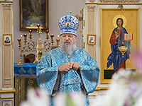 В день отдания праздника Успения Пресвятой Богородицы, Высокопреосвященнейший митрополит Орловский и Болховский Антоний совершил Божественную литургию в Свято-Успенском храме п. Тросна. 5 сентября 2015 г.