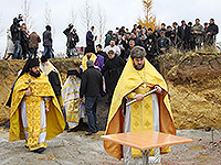 Епископ Ливенский и Малоархангельский Нектарий в сослужении схиархимандрита Илия (Ноздрина) совершил чин освящения закладного камня в основание храма Ср`етения Господня в поселке Вятский Посад Орловского района. 27 ноября 2015 г.