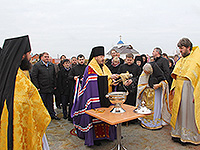 Епископ Ливенский и Малоархангельский Нектарий в сослужении схиархимандрита Илия (Ноздрина) совершил чин освящения закладного камня в основание храма Сретения Господня в поселке Вятский Посад Орловского района. 27 ноября 2015 г.