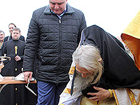 Епископ Ливенский и Малоархангельский Нектарий в сослужении схиархимандрита Илия (Ноздрина) совершил чин освящения закладного камня в основание храма Сретения Господня в поселке Вятский Посад Орловского района. 27 ноября 2015 г.