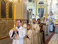 В  праздник Сретения Господня митрополит Антоний совершил литургию в Ахтырском соборе Орла. 15 февраля 2016 г.