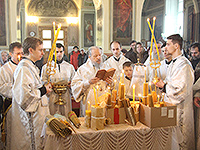 В  праздник Сретения Господня митрополит Антоний совершил литургию в Ахтырском соборе Орла. 15 февраля 2016 г.