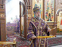 В Неделю Крестопоклонную митрополит Орловский и Болховский Антоний совершил литургию в Свято-Успенском монастыре Орла. 3 апреля 2016 г.