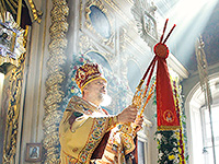  день памяти своих небесных покровителей, Виленских мучеников Антония, Иоанна и Евстафия, митрополит Орловский и Болховский Антоний возглавил литургию в Ахтырском соборе Орла. 2 мая 2016 г.
