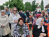 В Неделю святых жен-мироносиц митрополит Орловский и Болховский Антоний возглавил Божественную литургию в Богоявленском соборе города Орла. По окончании богослужения прихожане и гости храма стали участниками Праздника православной семьи «Взгляни на мир глазами любви». 15 мая 2016 г.