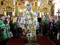 В праздник Святой Троицы (Пятидесятницы) митрополит Орловский и Болховский Антоний  совершил Литургию в Ахтырском кафедральном соборе Орла. 19 июня 2016 г.