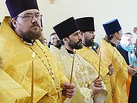 Представители центра православных инвалидов по слуху при Богоявленском соборе Орла молились за первой Патриаршей литургией с сурдопереводом в Москве. 25 сентября 2016 г.
