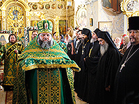 Митрополит Орловский и Болховский Антоний в сослужении епископа Ливенского и Малоархангельского Нектария совершил Божественную литургию перед мощами преподобного Силуана Афонского в Богоявленском соборе Орла. 4 сентября 2016 г.