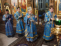 В канун праздника Казанской иконы Божией Матери митрополит Орловский и Болховский Антоний в сослужении епископа Ливенского и Малоархангельского Нектария совершил  всенощное бдение в Казанском соборе Свято-Успенского монастыря Орла. 3 ноября 2016 г.