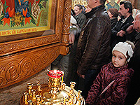 В канун праздника Казанской иконы Божией Матери митрополит Орловский и Болховский Антоний в сослужении епископа Ливенского и Малоархангельского Нектария совершил  всенощное бдение в Казанском соборе Свято-Успенского монастыря Орла. 3 ноября 2016 г.