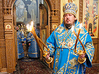 В канун праздника Казанской иконы Божией Матери митрополит Орловский и Болховский Антоний в сослужении епископа Ливенского и Малоархангельского Нектария совершил  всенощное бдение в Казанском соборе Свято-Успенского монастыря Орла. 3 ноября 2016 г.
