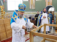В день празднования Казанской иконе Божией Матери митрополит Орловский и Болховский Антоний совершил в сослужении епископа Ливенского и Малоархангельского Нектария Чин Великого освящения храма Смоленской иконы Божией Матери в Орле и Божественную литургию в новоосвященном храме. 4 ноября 2016 г.
