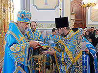 В день празднования Казанской иконе Божией Матери митрополит Орловский и Болховский Антоний совершил в сослужении епископа Ливенского и Малоархангельского Нектария Чин Великого освящения храма Смоленской иконы Божией Матери в Орле и Божественную литургию в новоосвященном храме. 4 ноября 2016 г.