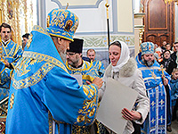 В день празднования Казанской иконе Божией Матери митрополит Орловский и Болховский Антоний совершил в сослужении епископа Ливенского и Малоархангельского Нектария Чин Великого освящения храма Смоленской иконы Божией Матери в Орле и Божественную литургию в новоосвященном храме. 4 ноября 2016 г.