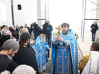В праздник Сретения Господня в строящемся храме Сретения Господня в поселке Вятский Посад Орловского района прошла первая Божественная литугия. 15 февраля 2017 г.