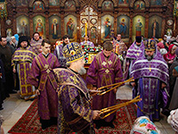 В праздник обре́тения мощей блаженнной Матроны Московской митрополит Орловский и Болховский Антоний совершил литургию в храме во имя святой блаженной Матроны Московской на улице Раздольной в Северном районе Орла. 8 марта 2017 г.