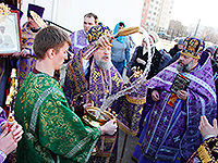 В праздник обре́тения мощей блаженнной Матроны Московской митрополит Орловский и Болховский Антоний совершил литургию в храме во имя святой блаженной Матроны Московской на улице Раздольной в Северном районе Орла. 8 марта 2017 г.