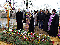 В день памяти 40 мучеников, в Севастийском озере мучившихся, день празднования иконе Божией Матери «Знамение» Курская-Коренная, митрополит Орловский и Болховский Антоний совершил Божественную Литургию Преждеосвященных Даров в Георгиевском храме города Болхова. Владыка также совершил чин освящения колоколов для колокольни храма и совершил литию на могиле монаха Мирослава (в миру — Михаила Леонидовича Дорофеева). 21 марта 2017 г.