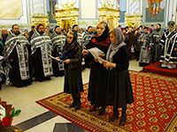 В Неделю 4-ю Великого поста митрополит Орловский и Болховский Антоний совершил вечернее богослужение с чином Пассии в храме Смоленской иконы Божией Матери г. Орла. 26 марта 2017 г.
