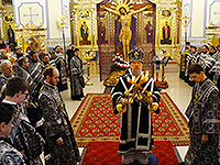 В Неделю 4-ю Великого поста митрополит Орловский и Болховский Антоний совершил вечернее богослужение с чином Пассии в храме Смоленской иконы Божией Матери г. Орла. 26 марта 2017 г.