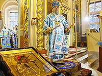 Митрополит Орловский и Болховский Антоний совершил утреню с чтением Акафиста Пресвятой Богородице в Ахтырском кафедральном соборе Орла. 31 марта 2017 г.