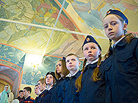 В пятницу Светлой Седмицы, день празднования иконе Божией Матери «Живоносный Источник», митрополит Орловский и Болховский Антоний в сослужении епископа Ливенского и Малоархангельского Нектария совершил Божественную литургию в церкви Живоначальной Троицы города Болхова. 21 апреля 2017 г.