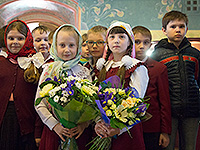 В пятницу Светлой Седмицы, день празднования иконе Божией Матери «Живоносный Источник», митрополит Орловский и Болховский Антоний в сослужении епископа Ливенского и Малоархангельского Нектария совершил Божественную литургию в церкви Живоначальной Троицы города Болхова. 21 апреля 2017 г.