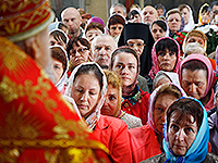 В Неделю 6-ю по Пасхе, о слепом, митрополит Орловский и Болховский Антоний совершил Божественную литургию в Свято-Никольском храме поселка Кромы. 21 мая 2017 г.