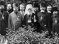 Владимир Дорош (второй слева) с  митрополитом Орловским и Брянским Палладием и духовенством Орловско-Брянской епархии. 1970-е гг.