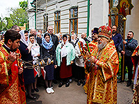 Высокопреосвященнейший митрополит Орловский и Болховский Антоний возглавил Божественную литургию в Никольском храме с. Старцево-Лепёшкино Орловского района. 20 мая 2017 г.