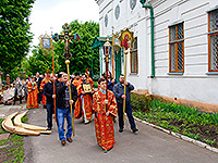 Высокопреосвященнейший митрополит Орловский и Болховский Антоний возглавил Божественную литургию в Никольском храме с. Старцево-Лепёшкино Орловского района. 20 мая 2017 г.
