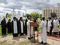 Митрополит Орловский и Болховский Антоний и епископ Ливенский и Малоархангельский Нектарий освятили место возведения часовни во имя великомученика и целителя Пантелеимона в память о жертвах терактов. 2 июня 2017 г.