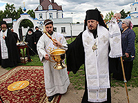 Митрополит Орловский и Болховский Антоний и епископ Ливенский и Малоархангельский Нектарий освятили место возведения часовни во имя великомученика и целителя Пантелеимона в память о жертвах терактов. 2 июня 2017 г.
