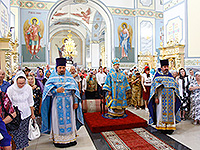 В день празднования Смоленской иконе Божией Матери митрополит Орловский и Болховский Антоний возглавил литургию в храме Смоленской иконе Божией Матери в Орле. 10 августа 2017 г.