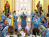 В день празднования Смоленской иконе Божией Матери митрополит Орловский и Болховский Антоний возглавил литургию в храме Смоленской иконе Божией Матери в Орле. 10 августа 2017 г.