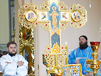 В день празднования Смоленской иконе Божией Матери митрополит Орловский и Болховский Антоний возглавил литургию в храме Смоленской иконе Божией Матери в Орле. 10 августа 2017 г.