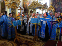 Митрополит Орловский и Болховский Антоний совершил утреню с чином Погребения Пресвятой Богородицы в Ахтырском кафедральном соборе Орла. 28 августа 2017 г.