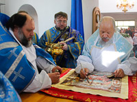 Митрополит Орловский и Болховский Антоний совершил Чин великого освящения Знаменского храма в п. Знаменское и Божественную литургию в новоосвященном храме. 24 сентября 2017 г.