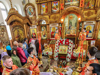 В день Радоницы митрополит Орловский и Болховский Антоний совершил литургию и пасхальное поминовение усопших в Воскресенском храме Орла. 17 апреля 2018 г.