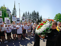 Митрополит Орловский и Болховский Антоний возглавил торжества по случаю 100-летния мученической кончины болховских новомучеников — священника Иоанна Панкова и сыновей его Николая и Петра в Спасо-Преображенском соборе Болхова. После Архипастырь посетил митинг и парад на площади Ленина, посвященные Дню Победы. 9 мая 2018 г.