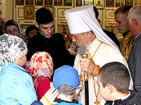 В праздник перенесения мощей святителя и чудотворца Николая из Мир Ликийских в Бар митрополит Орловский и Болховский Антоний совершил Архипастырский визит в Сосковский район. В Никольском храме поселка Сосково Владыка возглавил Божественную литургию. 22 мая 2018 г.