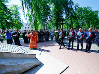 В канун Дня Победы духовенство Орловской митрополии приняло участие в митинге Памяти в сквере Танкистов. 8 мая 2018 г.
