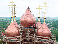 Установка креста на купол Свято-Троицкого храма г. Болхова, 9 июля 2009 г.