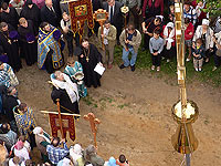 Установка креста на купол Свято-Троицкого храма г. Болхова, 9 июля 2009 г.